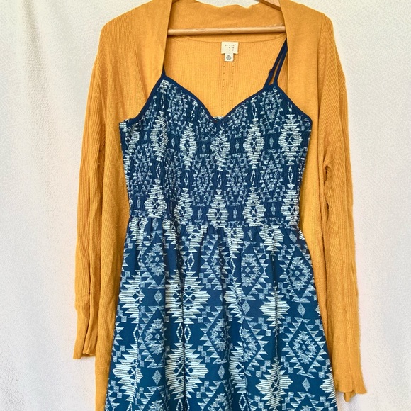 Blue Patterned Smocked Dress - size XL - Picture 2 of 7